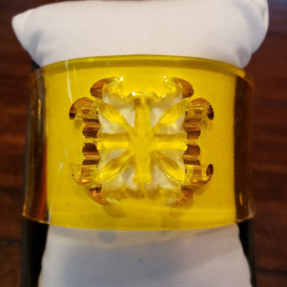 RUSTIC CUFF LUCITE